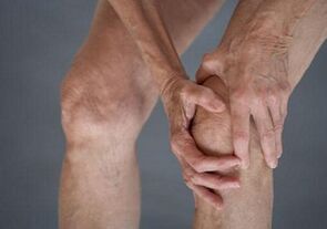 Auto -massaje de la rodilla con osteoartritis