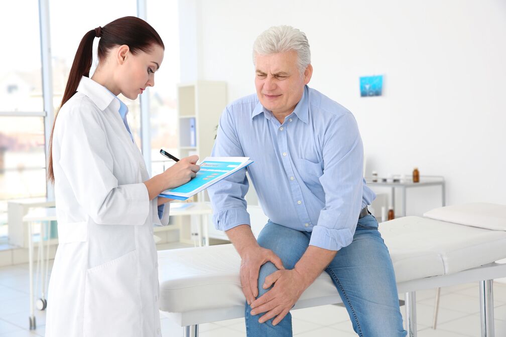 Un médico prescribe tratamiento para la artrosis de la articulación de la rodilla a un paciente